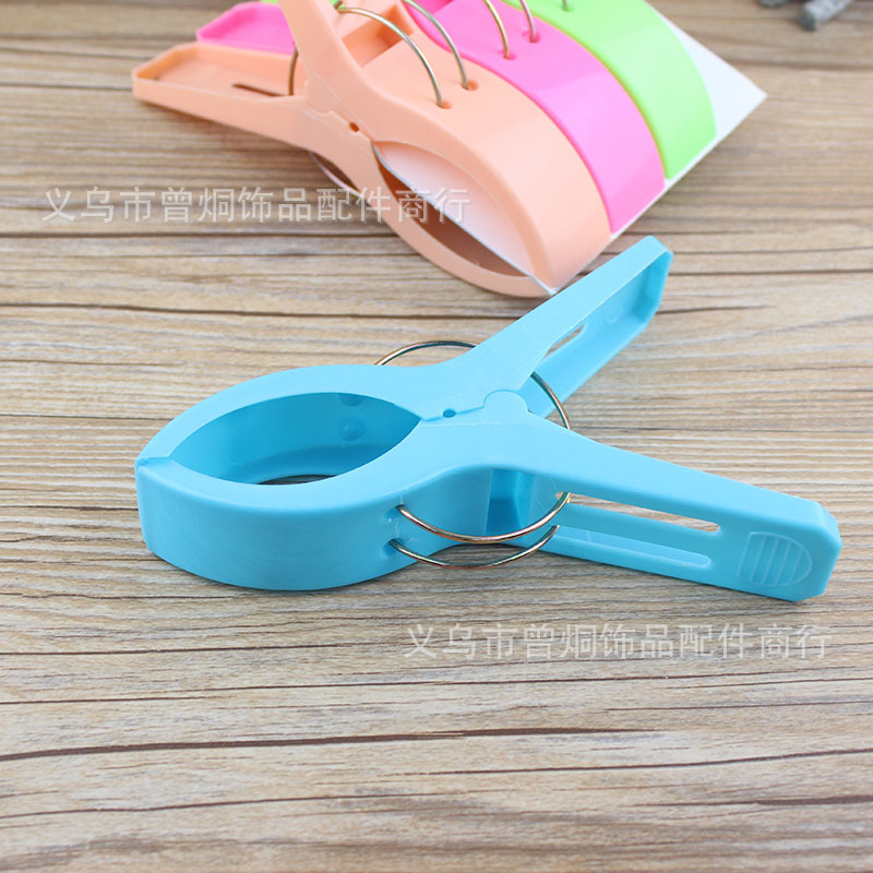 Extra thick plastic clip color coat with large size strong windproof quilts 4 for 1 yuan and 2 yuan Extra thick plastic clip color coat with large size strong windproof quilts 4 for 1 yuan and 2 yuan
