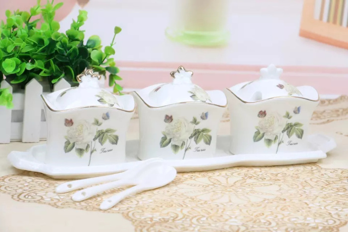 Jingdezhen ceramic seasoning pot seasoning bottle catering restaurant kitchen supplies set of three Jingdezhen ceramic seasoning pot seasoning bottle catering restaurant kitchen supplies set of three